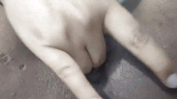 Megvillantgatta a kebleit majd előrántotta a férjecskéje dárdáját a gatyájából a bevadult teltkarcsú lányka Thumb