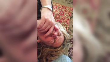 A pajtimmal lazultunk a nappaliban mikor a menyasszonyom elkezdte szopdosni a dákómat Thumb