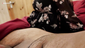 Rászorított a cerkámra a mellettem szundikáló mostohahúgocskám miután észrevette hogy önkielégítek Thumb