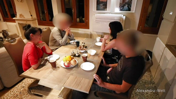 Ez a bohó mindkétnemhezvonzódó fritz hölgyecske bárhol, boldog-boldogtalannal hajlandó kefélni, még a párja szeme láttára is Thumb