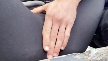 A fiatal szőkehajú pipi engedte hogy megsimogassam és megkeféljem a kéjnedves puncuskáját a ligetben Thumb